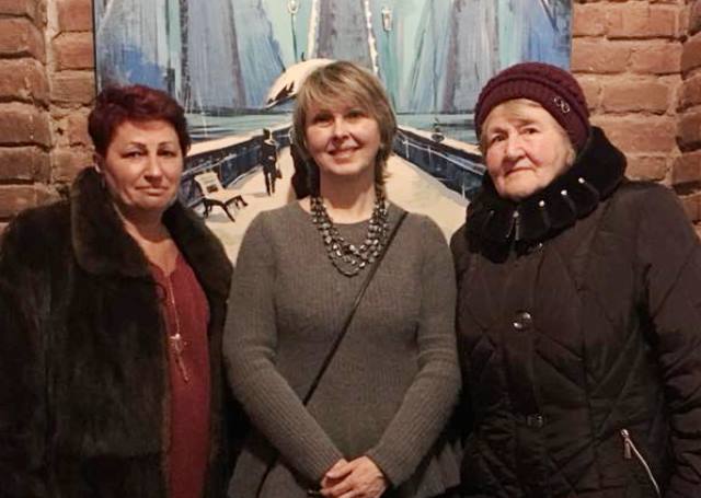 Авторка (посередині) з докторкою психологічних наук, професоркою ТНПУ ім. Гнатюка Оксаною Кікінежді та колишньою політичною ув'язненою Іриною Казимирівною.jpg